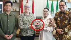 DPD RI Destita dan Bupati Seluma Teddy Kompak Kenalkan Bunga Raflesia Tim University Belanda
