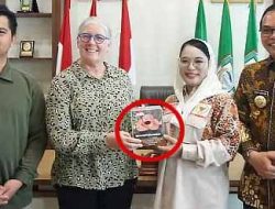 DPD RI Destita dan Bupati Seluma Teddy Kompak Kenalkan Bunga Raflesia Tim University Belanda